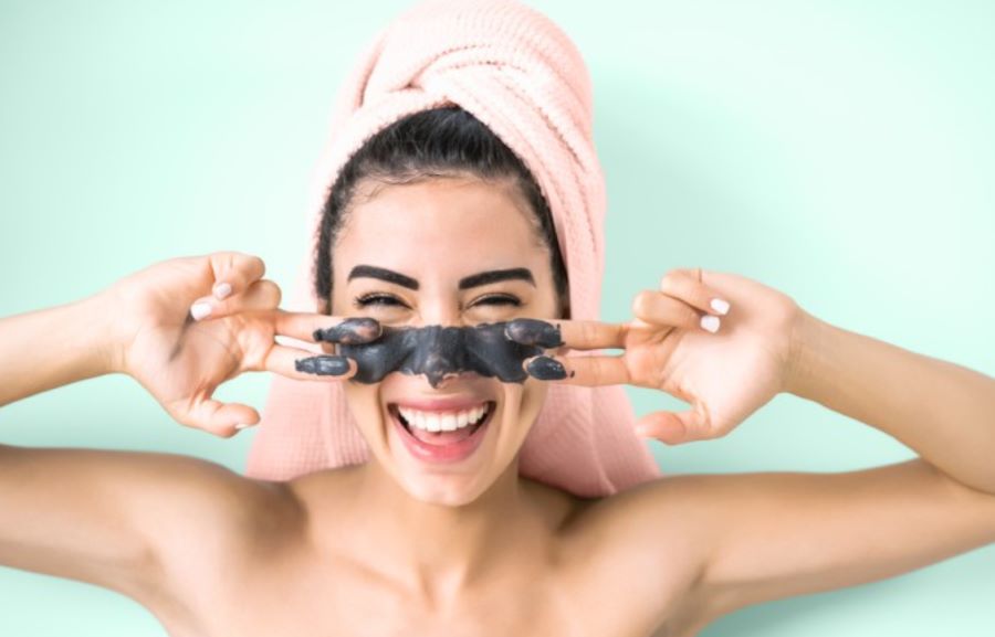 Maschera viso prima o dopo la doccia? Consigli per applicarla