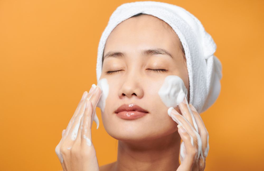 Come detergere il viso in modo naturale