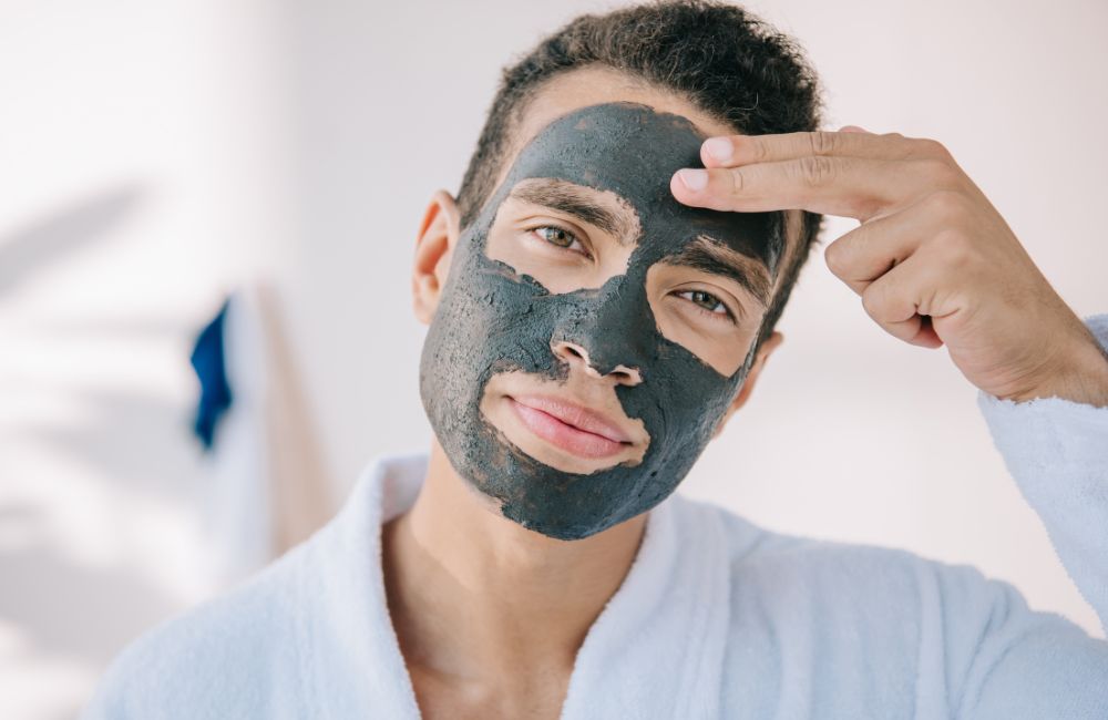 Pulizia viso uomo: farla a casa per migliorare la pelle