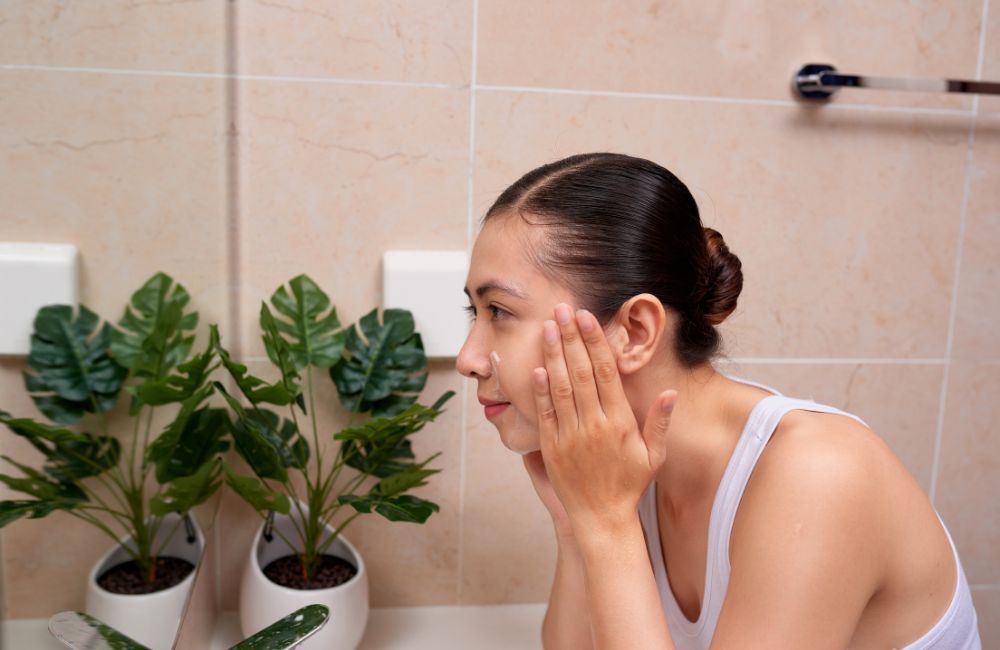 Pelle secca viso: le cause e i prodotti per idratarla